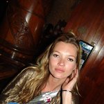 케이트모스, <b>살벌</b>한 면도날 목걸이..저것도 감각??