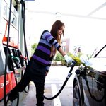 최근 일본에서 직접 차에 <b>주유</b>하는 보아