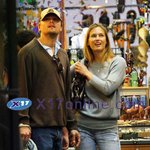 디카프리오의 여친 바 라파엘리의 <b>왼손</b>에 반지가..