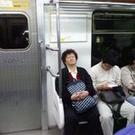 전철에서 주무시는 '<b>행님</b>아~' 김신영... 언니(?)