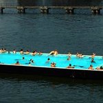 <b>베를린</b>의 강위에 떠있는 수영장