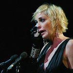 행사 진행 도중 울고있는 <b>샤론</b> 스톤