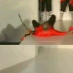 <b>사라</b> 월시.. 무대 위 구멍에 모델 빠지다!