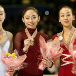 김연아 <b>메달</b> 목에걸고