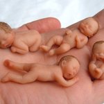 설탕으로 만든 아기는 <b>찰흙</b>으로 만든 것