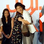 이준기 팬들과 <b>포옹</b>