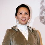 김희애 옷이.. 제주도 목장을 달릴 <b>기세</b>?