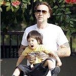 니콜라스 <b>케이지</b>, 늦둥이 아들 칼엘과 놀아주는 중ㅋ