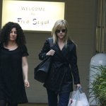 <b>fred</b> segal 에서 쇼핑하고 나오는 리즈 위더스푼