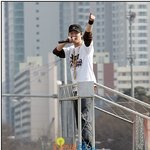 <b>총선</b>출마 가수 디지,국회앞 게릴라콘서트하다 잡혀간다 질질...