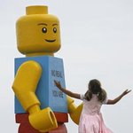 바다에서 구조한 2.5m거대 레고 <b>인형</b>?