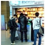 현빈 공항 <b>서점</b> 직찍, 요즘 여행 다니나봐~