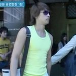 비 !! 민소매 하나 입었을 뿐인데..
