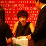 최강희 <b>사인</b>회장에서 아줌마 머리에 초롱초롱한 눈빛!