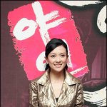 한국 찾은 장쯔이, 금빛 옷은 살짝 <b>에러</b>?