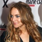 카메라 앞에서 강한 자신감을 보이는 린제이 로한!