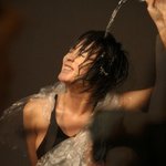 김혜수, 몸에 <b>비닐</b>을 감싸고 뭐하고 있어요??