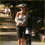 케리<b>러셀</b>, 포대기에 들어있는 건..아기!