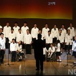 홀트장애인합창단과 함께 공연중인 <b>주영훈</b>&amp;이윤미 부부