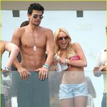 새로 생긴 <b>린지</b>의 몸짱 남친, 이 남자 아들이었구나