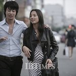 홍대에서 데이트를 한 테이-제시카 고메즈, 혹시?!