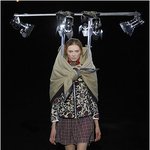 조명에 매달린 사람들