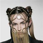 얼굴 장신구, 목걸이 <b>처럼</b> 머리에 건다?