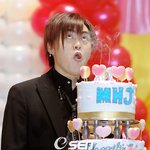 문희준 <b>제대</b> 후 첫 생일 파티에서~기자가 안티?