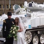 탱크 타고 결혼식장으로~
