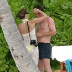 휴그랜트 &amp; 엘리자베스헐리 <b>해변</b>에서 다정하게 휴식중