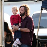 뚱해있는 바이올렛 안고 있는 <b>덥수룩</b> 수염아저씨 밴애플렉