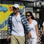 카트 경주장의 손 꼭잡은 <b>데미</b> 무어-애쉬튼 커쳐 커플