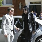 차에서 내리는 <b>마를린</b>맨슨