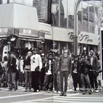 일본 거리에서도 <b>한눈</b>에 들어오는 강동원..;