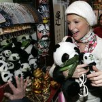 중국에 간 힐튼! <b>팬더</b> 인형 다량구매!!