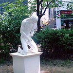 홍대 '자위<b>행위</b> 조각상' 남성 비하 논란