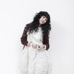 화보찍은 <b>한혜진</b> 하얀배경에 웨이브가 잘어울리네요