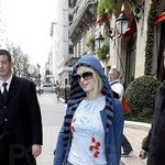 이집트 <b>파라오</b> 같은 힐튼의 트레이닝복