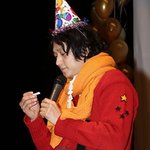 강동원 생일파티에서 <b>독특</b>한 헤어스타일!