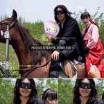 '키티<b>부채</b>'에 푹 빠진 에릭! " 나의 핫 아이템이에요~"