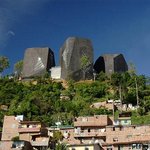 언덕 위 <b>바위</b>같은 아트센터