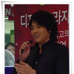 사인회중 아기손 꼭 잡는 김래원,.감동