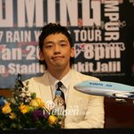 비 공연보러 뚜둥을 쓰고 응원하는 무슬림 여성들 (<b>말레이시아</b>공연)