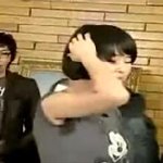 겨드랑이 땀 때문에 살짝 <b>민망</b>한 그들!!