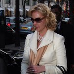 복부인 패션 즐기는(?)<b>캐서린</b> 헤이글