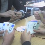 학교에서 카드<b>놀이</b> 하는 학생들