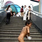 발가벗고 구걸하는 어린 소녀, <b>불쌍</b>해