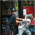 섹시한 여경찰로 변신한 비욘세! <b>단추</b>가 떨어질 듯