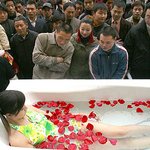 한겨울에 소녀가 광장에서 목욕을??