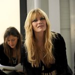 엄청난 허벅지를 숨기고 살아온 <b>미샤</b> 바튼;; 급 숨기는 모습